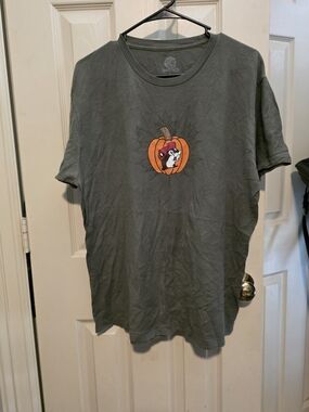 💥 $10 Or 💥 5 For $25 💥 Buc'ees Short Sleeve Graphic Tee